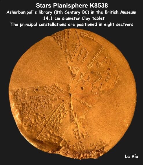 Di seguito possiamo vedere una tavoletta della collezione Kuyunjik, rinvenuta fra le rovine della biblioteca reale di Ashurbanipal (668-627 a.C.) a Ninive, capitale dell'antica Assiria, ed è attualmente esposta al British Museum di Londra (K8538). La scrittura cuneiforme cita chiaramente i nomi di stelle e di pianeti. Insomma la mappa era un planisfero a 360 gradi, ossia la riproduzione di una superficie sferica su un piano dei cieli con al centro la Terra. http://www.lavia.org/italiano/archivio/calendarioakkadit.htm