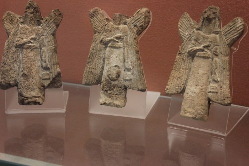 The banduddu buckets are discernible in the left hands of these bird-apkallu statuettes. 